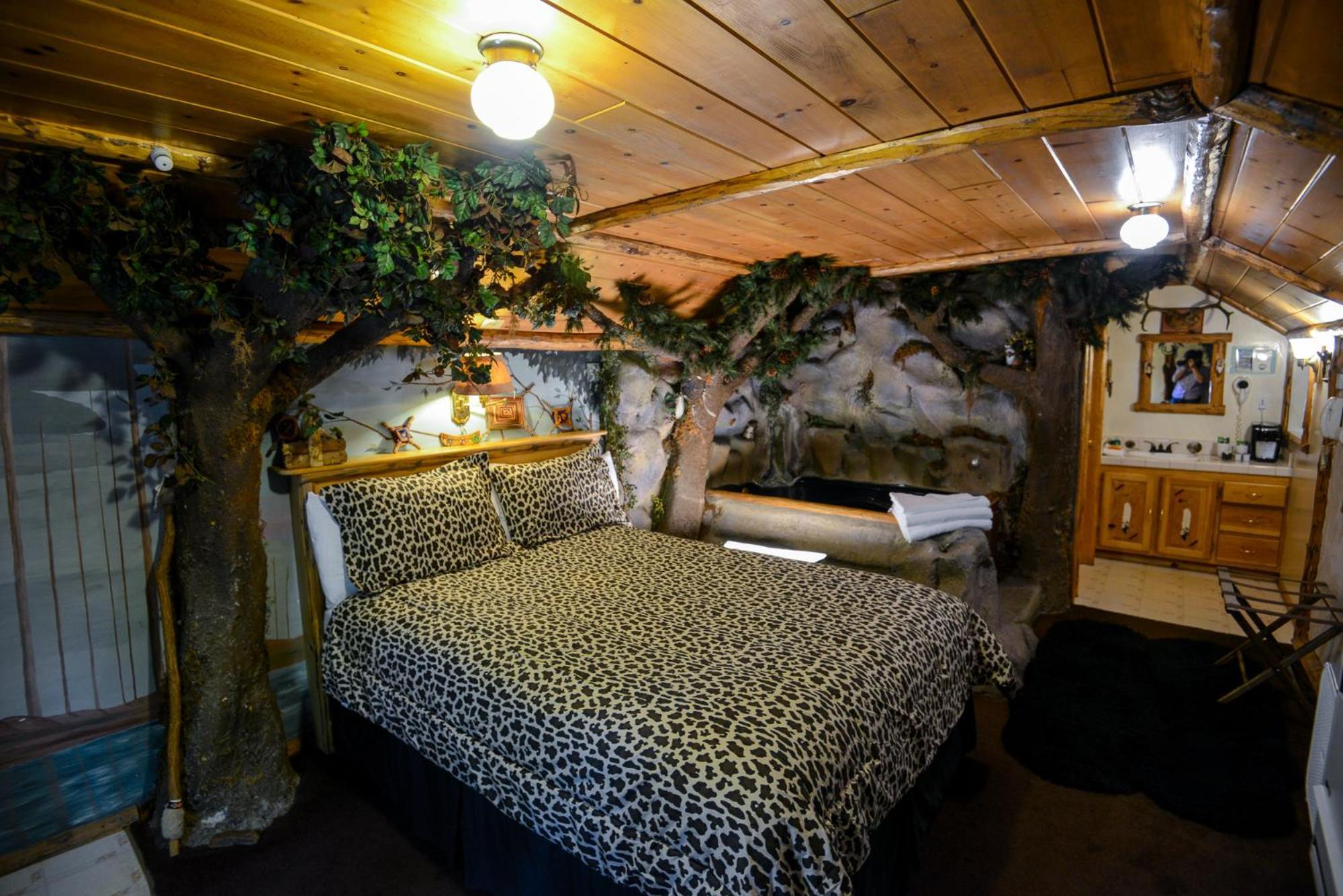 Hotel Castle Wood Theme Cottages- Couples Only Big Bear Lake