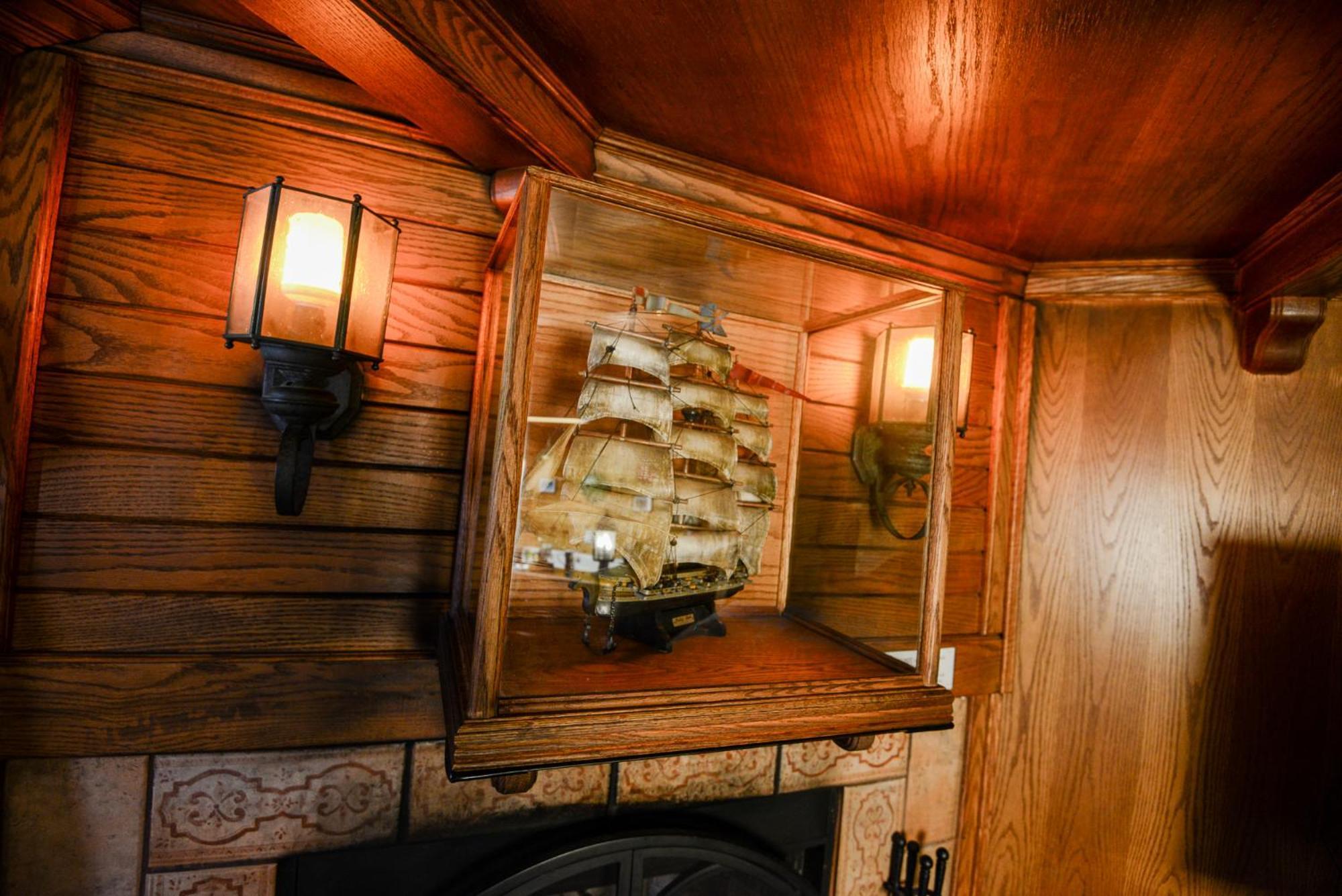 Hotel Castle Wood Theme Cottages- Couples Only Big Bear Lake
