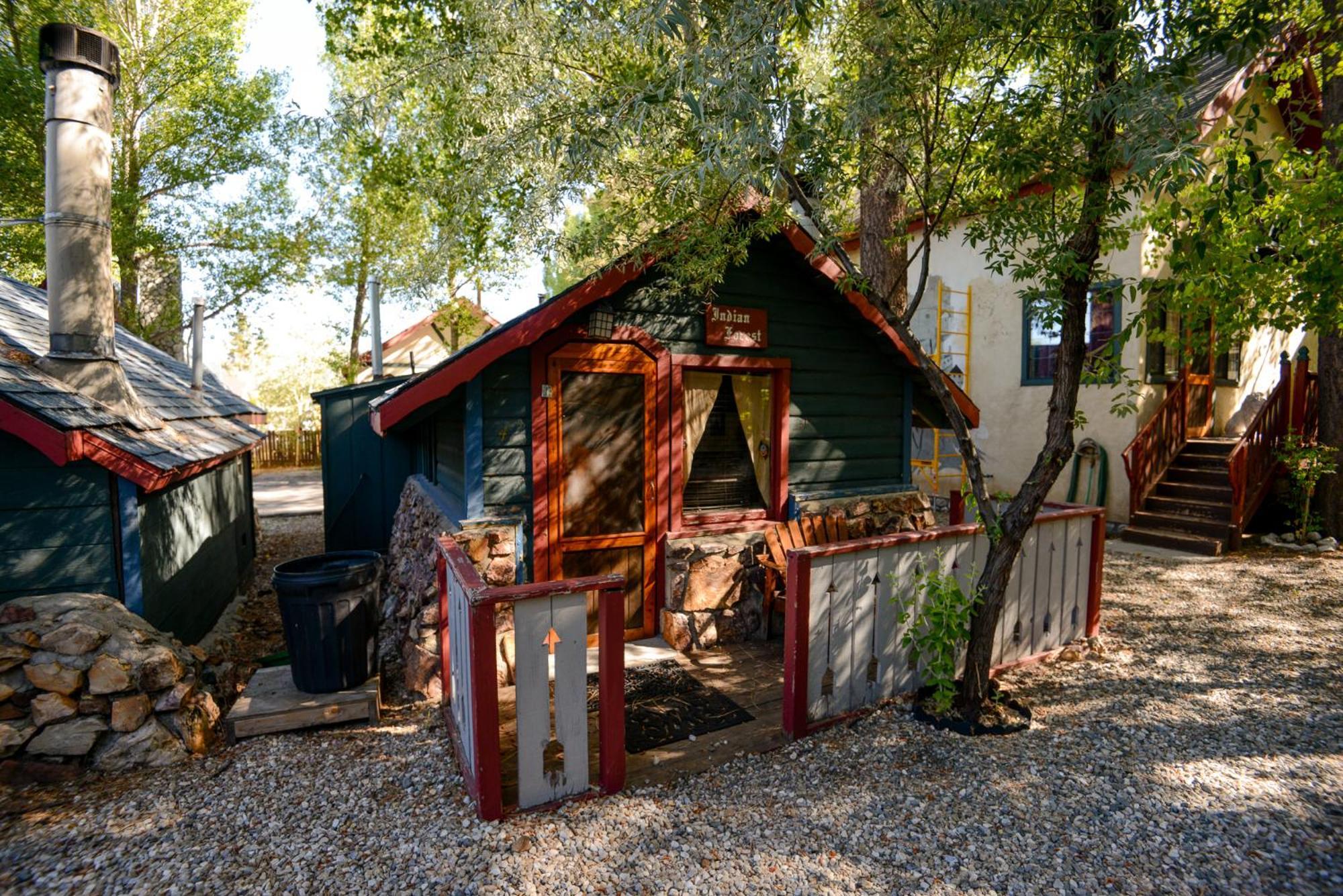 Hotel Castle Wood Theme Cottages- Couples Only Big Bear Lake