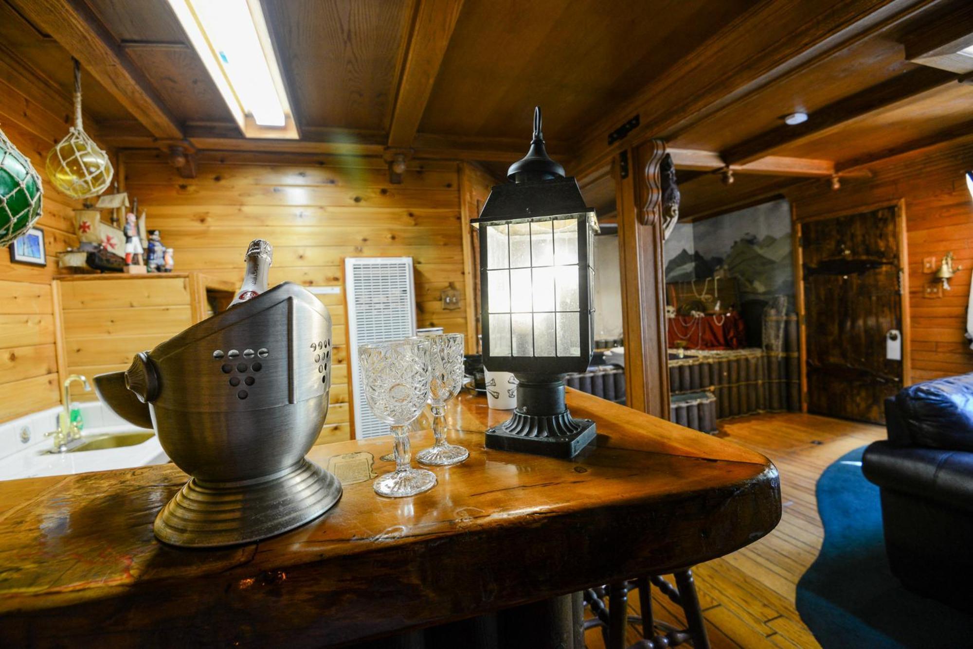 Castle Wood Theme Cottages- Couples Only Hotel