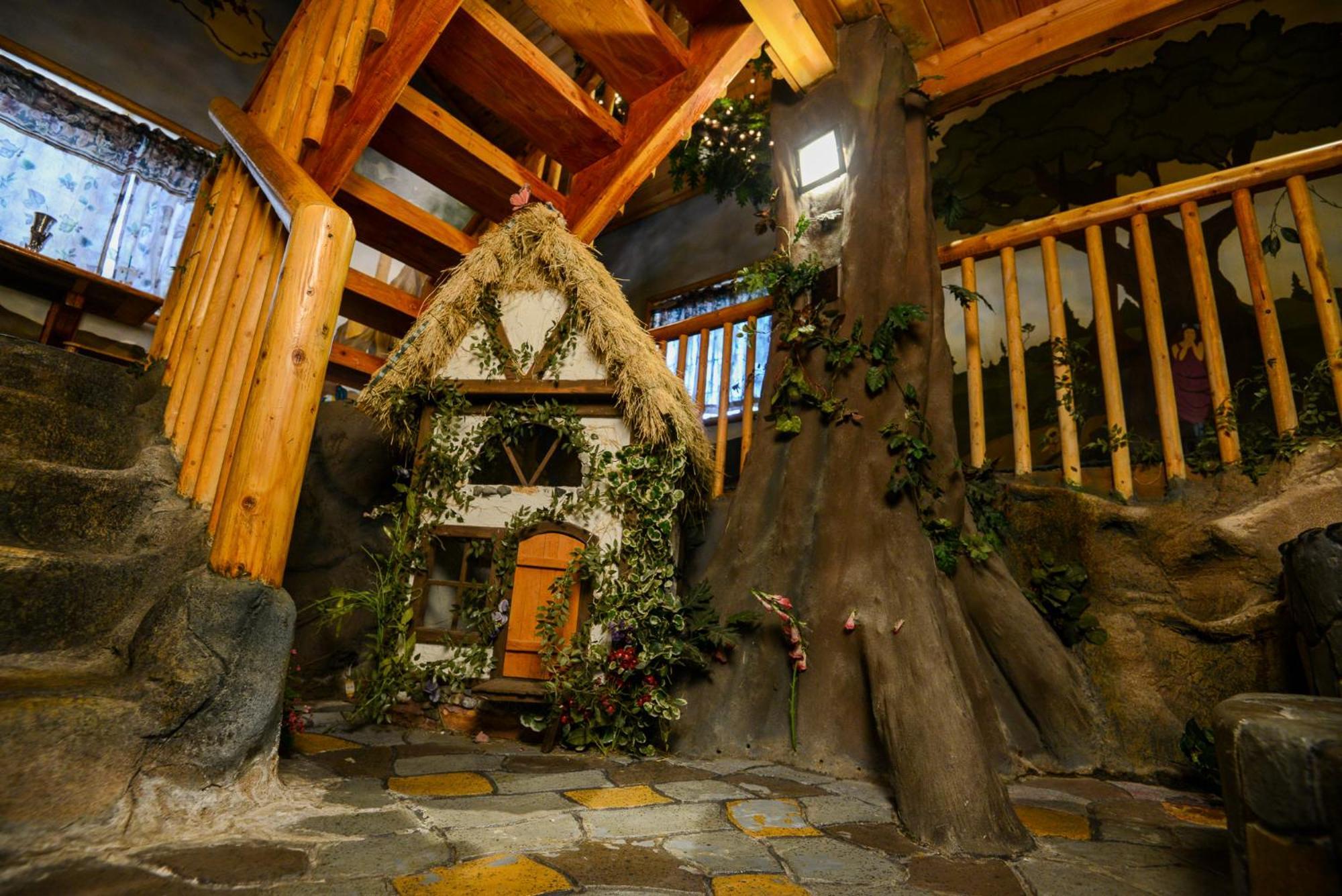 Castle Wood Theme Cottages- Couples Only 3*
