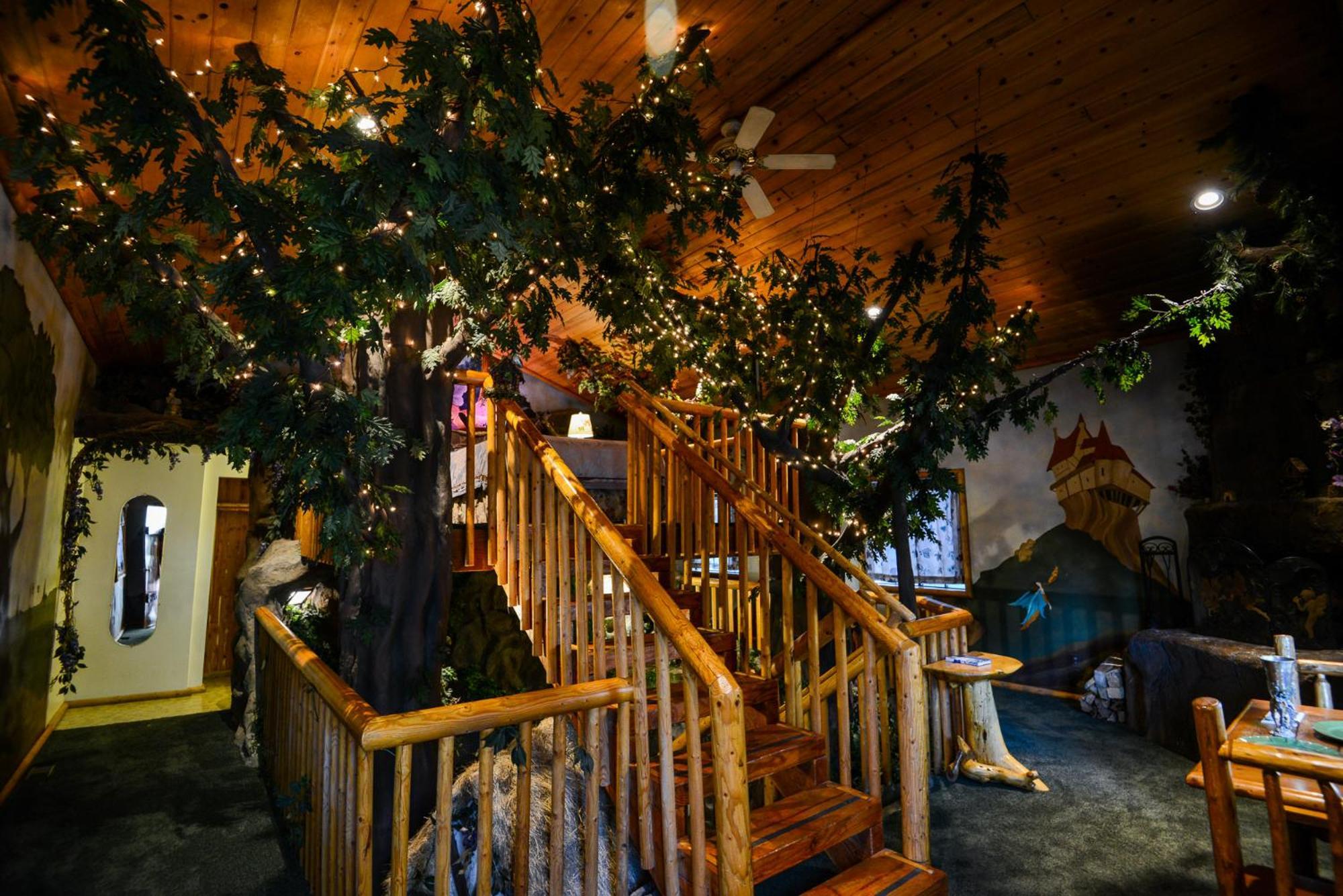 Hotel Castle Wood Theme Cottages- Couples Only Big Bear Lake