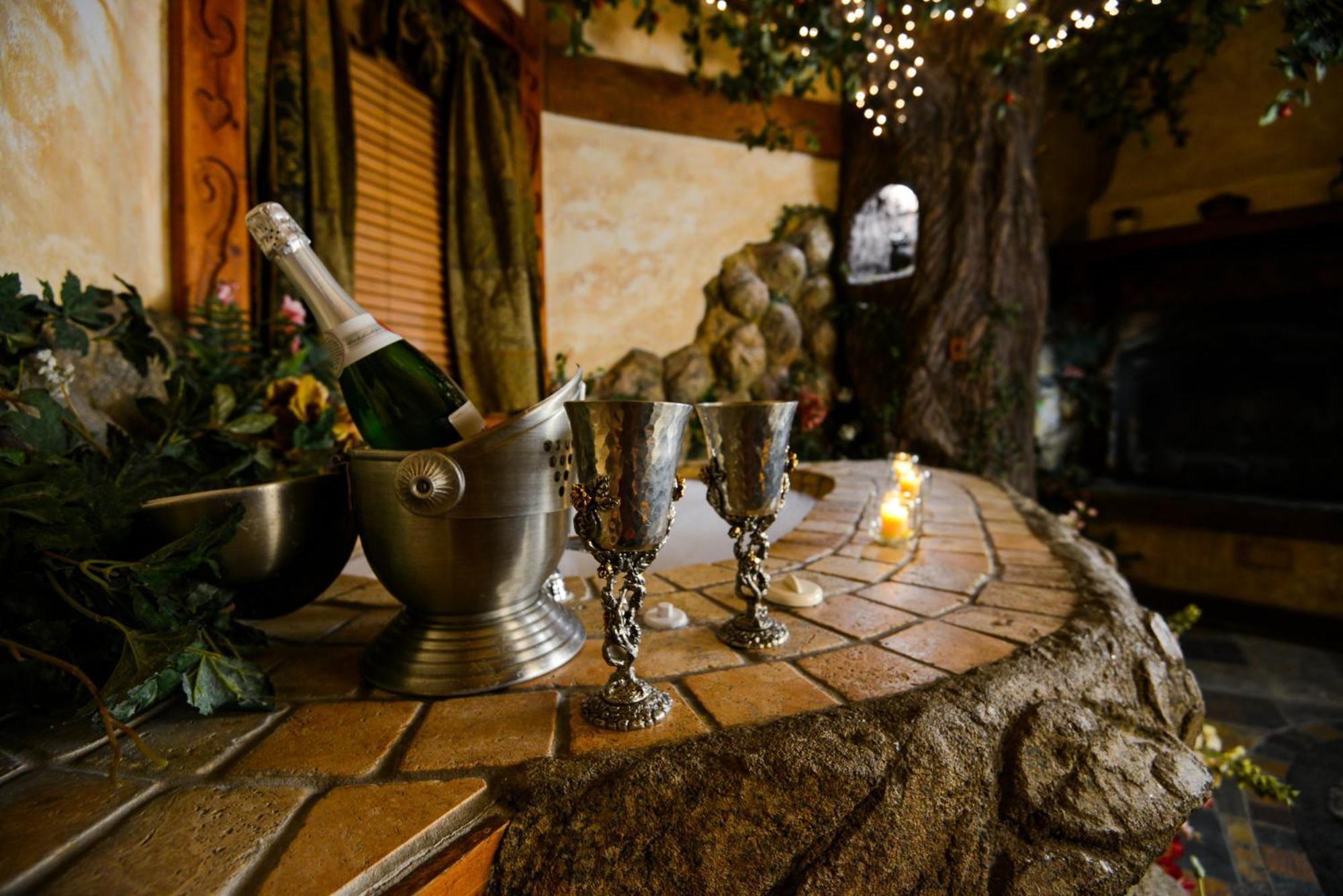 Castle Wood Theme Cottages- Couples Only 3*