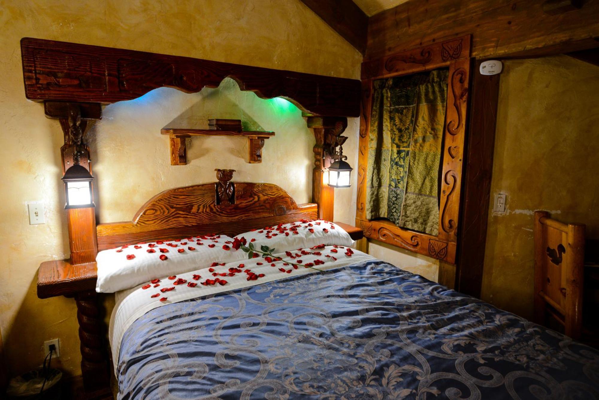 Castle Wood Theme Cottages- Couples Only Hotel 3*