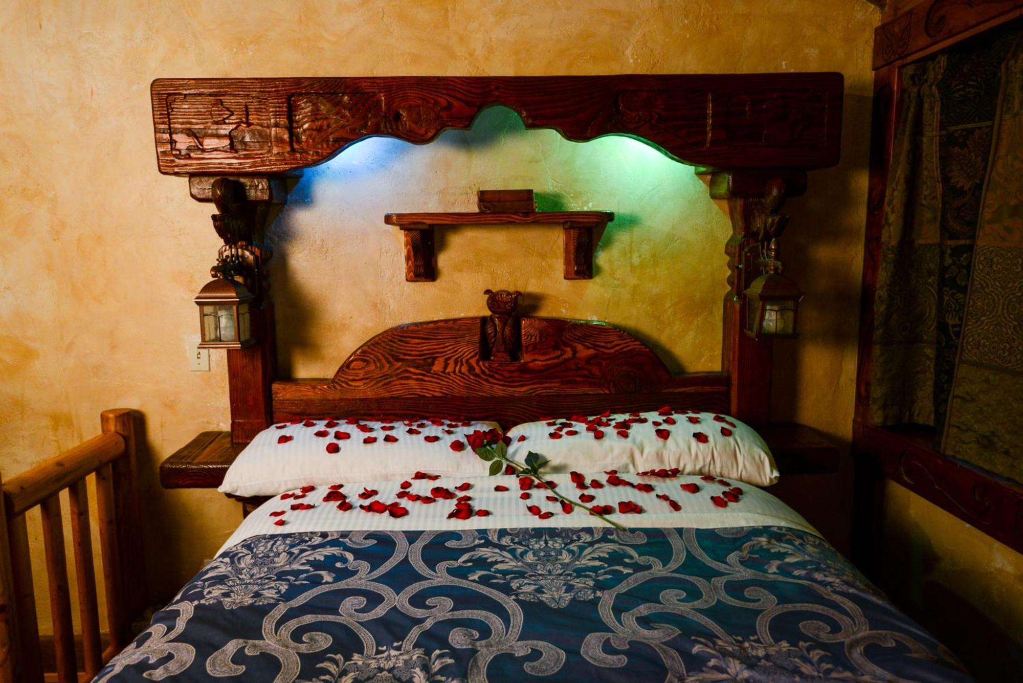 Castle Wood Theme Cottages- Couples Only 3*