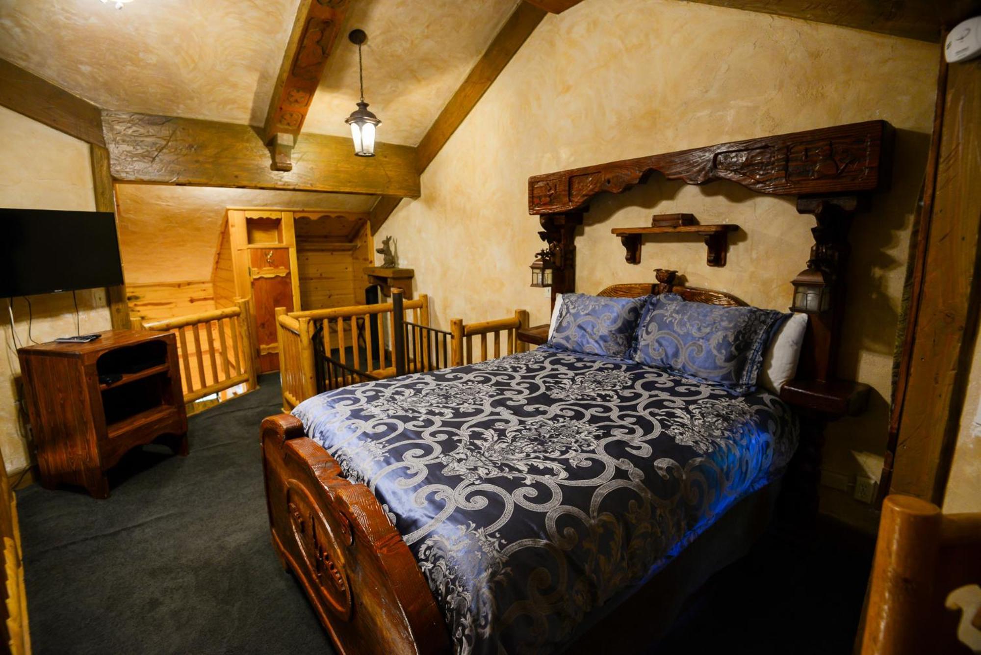 Castle Wood Theme Cottages- Couples Only Hotel 3*
