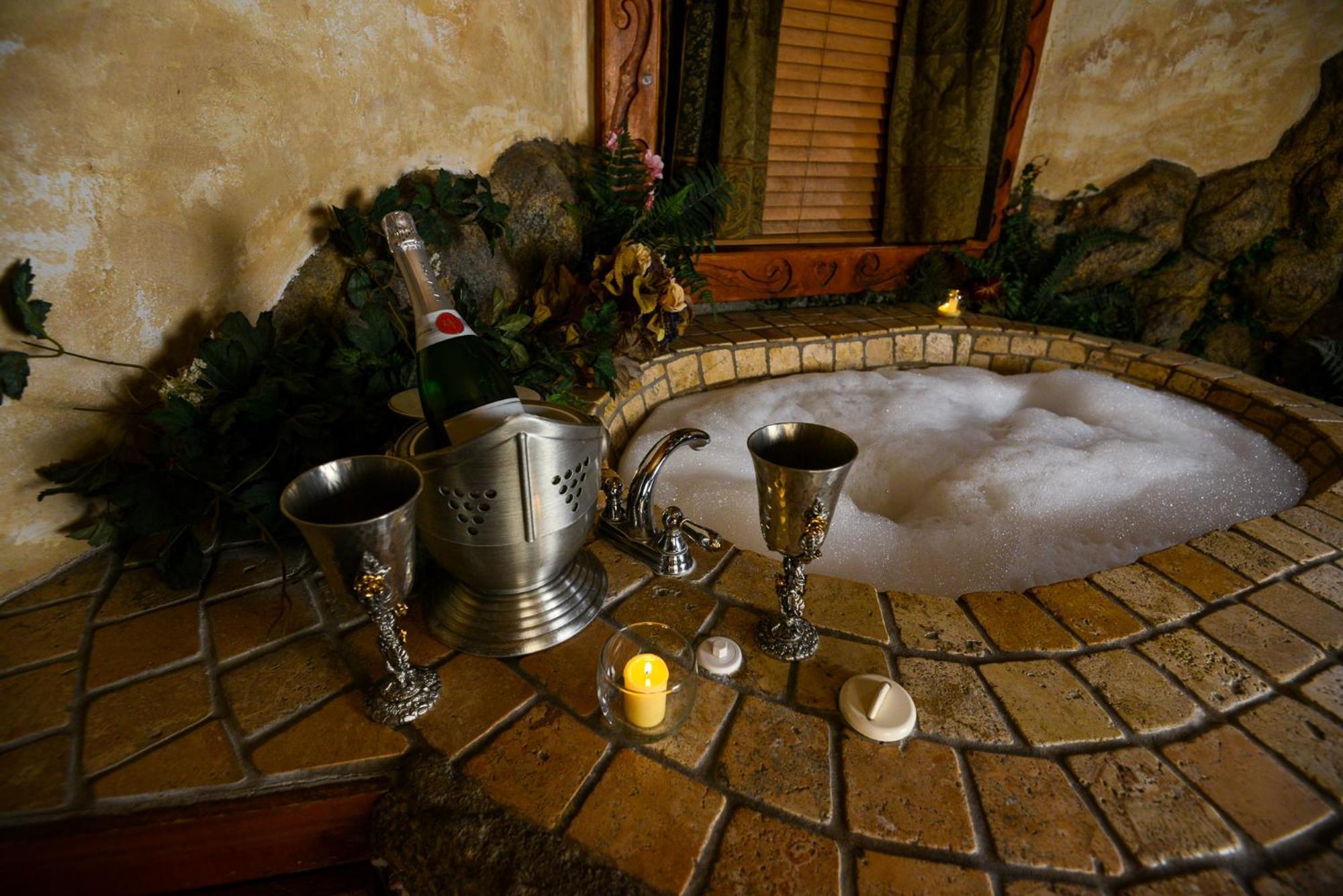 Castle Wood Theme Cottages- Couples Only Hotel