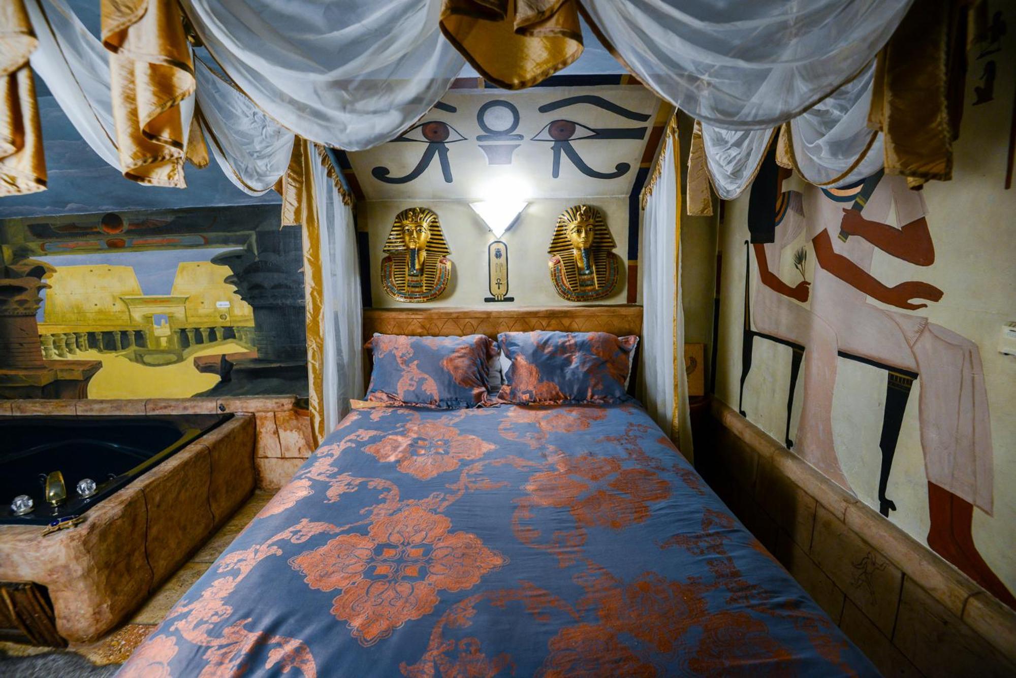 Castle Wood Theme Cottages- Couples Only Hotel