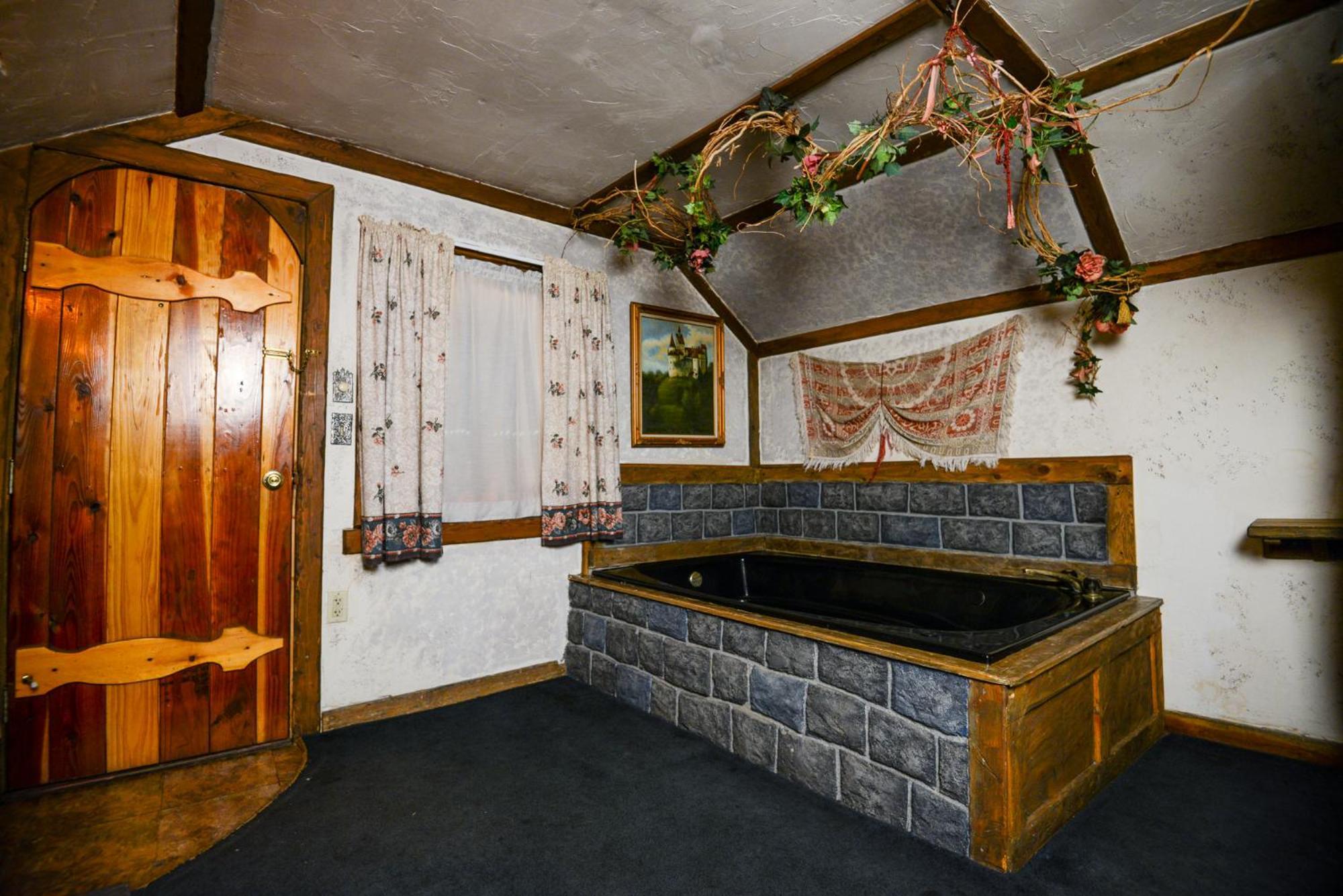 Castle Wood Theme Cottages- Couples Only 3* Big Bear Lake