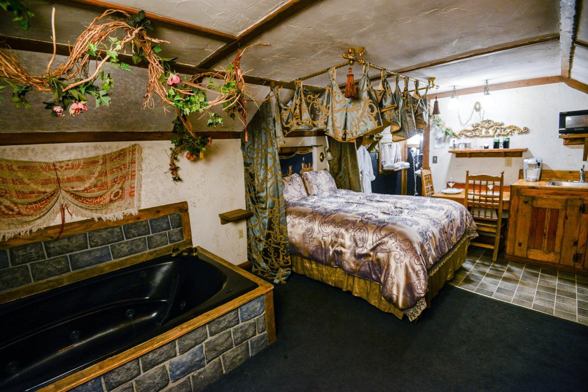 Castle Wood Theme Cottages- Couples Only Hotel