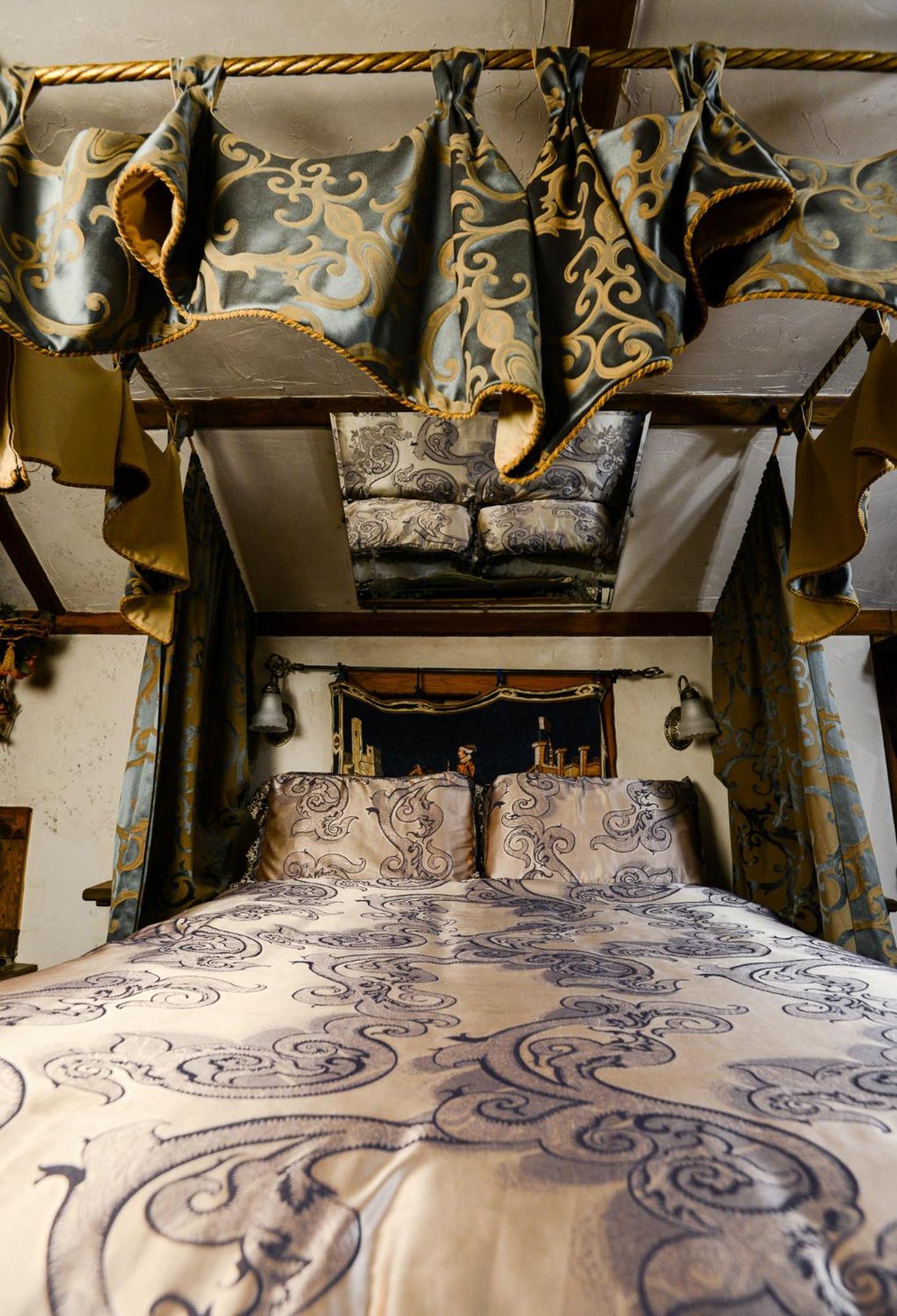 Hotel Castle Wood Theme Cottages- Couples Only