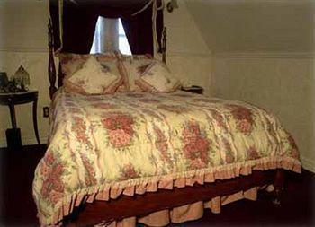 Hotel Castle Wood Theme Cottages- Couples Only